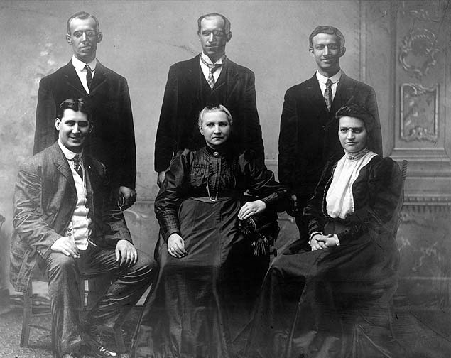 Nyenhuis family portrait, est. 1905